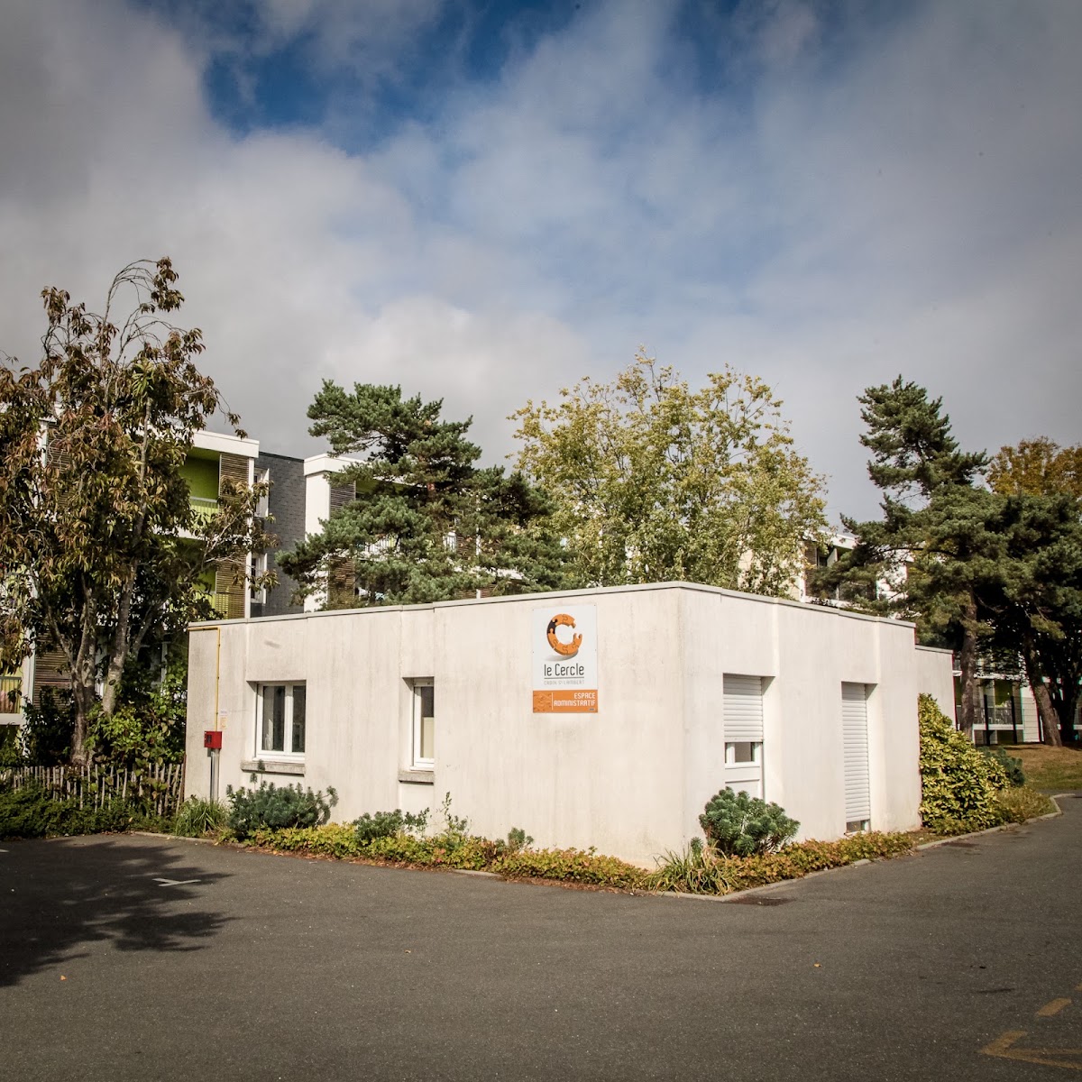 Association Le Cercle - Espace Administratif et espaces jeunes - Photo 1