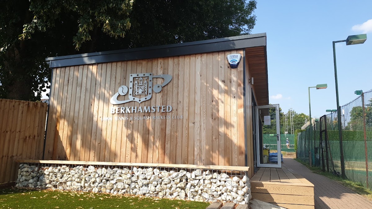Berkhamsted Lawn Tennis & Squash Rackets Club - Photo 3