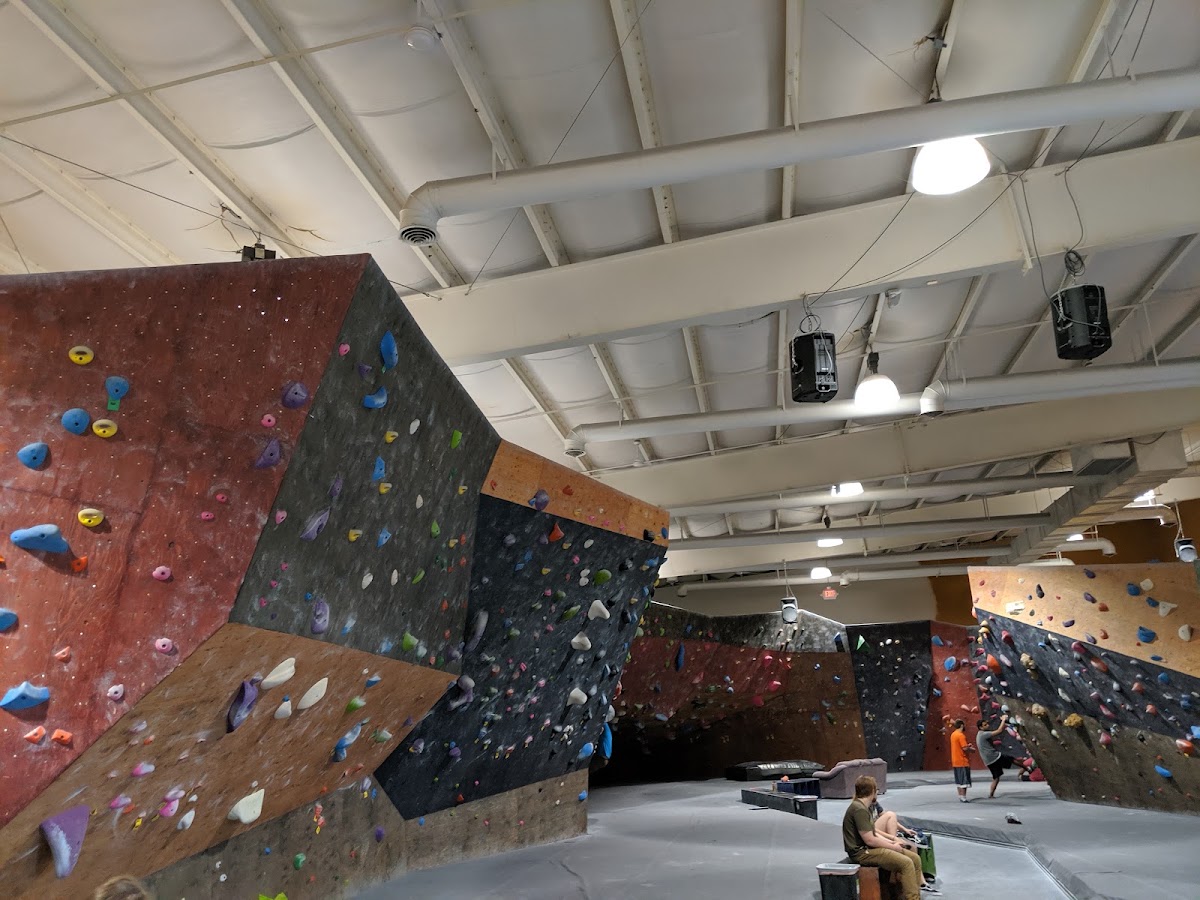 Bloc Yard Bouldering Gym - Photo 2