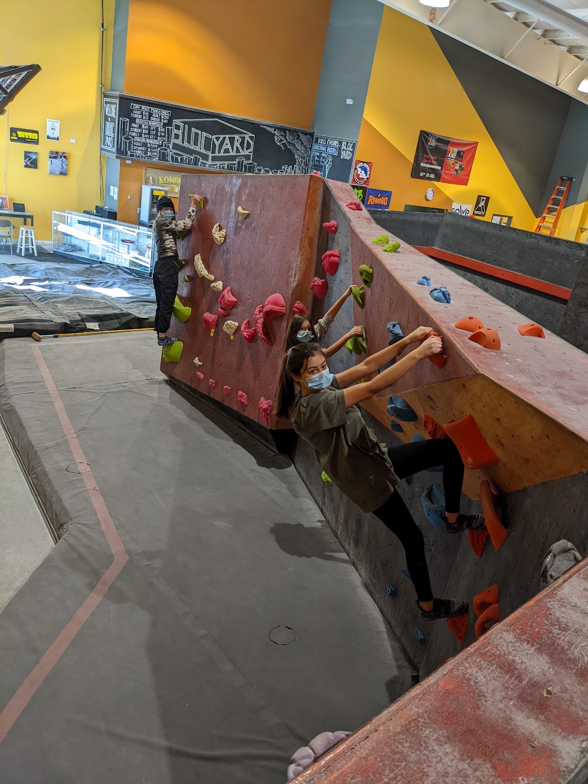 Bloc Yard Bouldering Gym - Photo 3