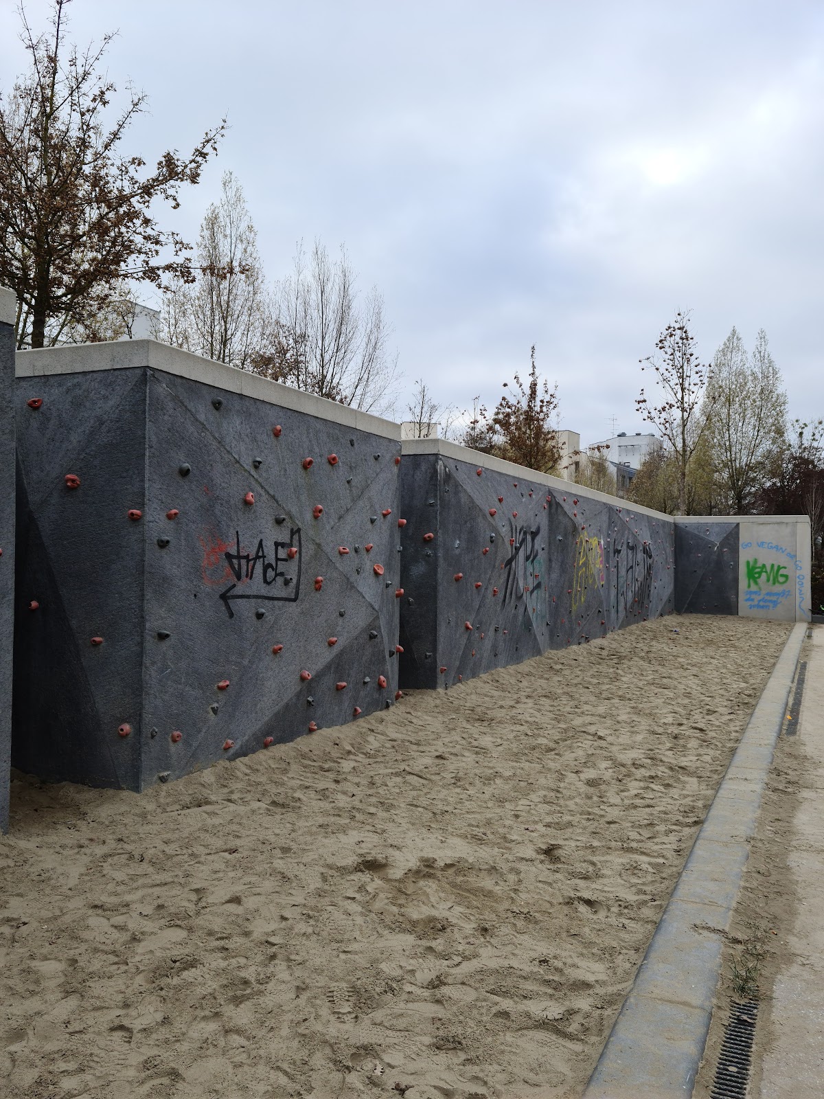 Boulderwand am Spielplatz (Kletterwand Traverse) - Photo 1