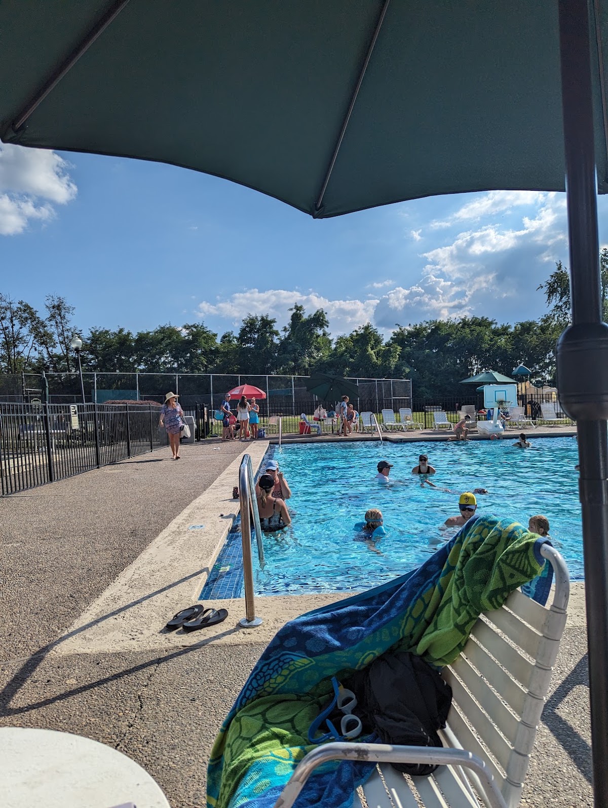 Bridgepointe Swim & Tennis Club - Photo 2