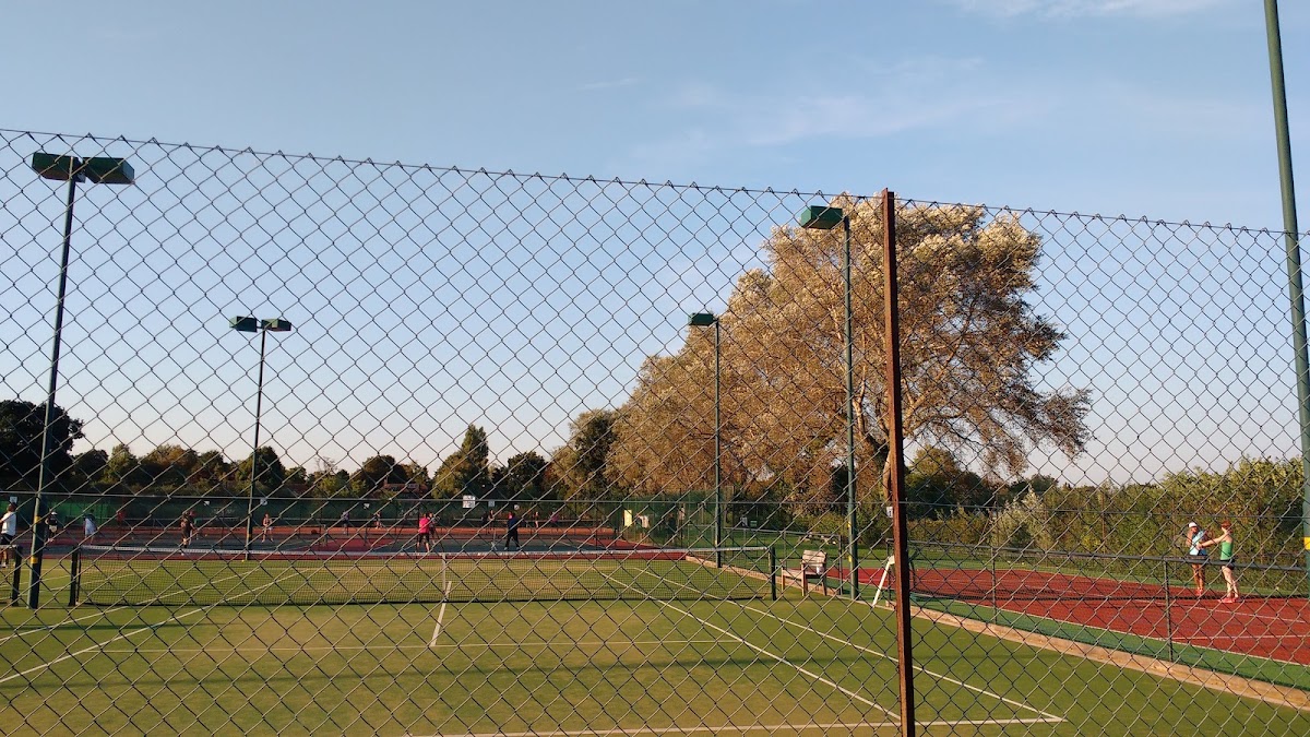Cambridge Lawn Tennis Club - Photo 1