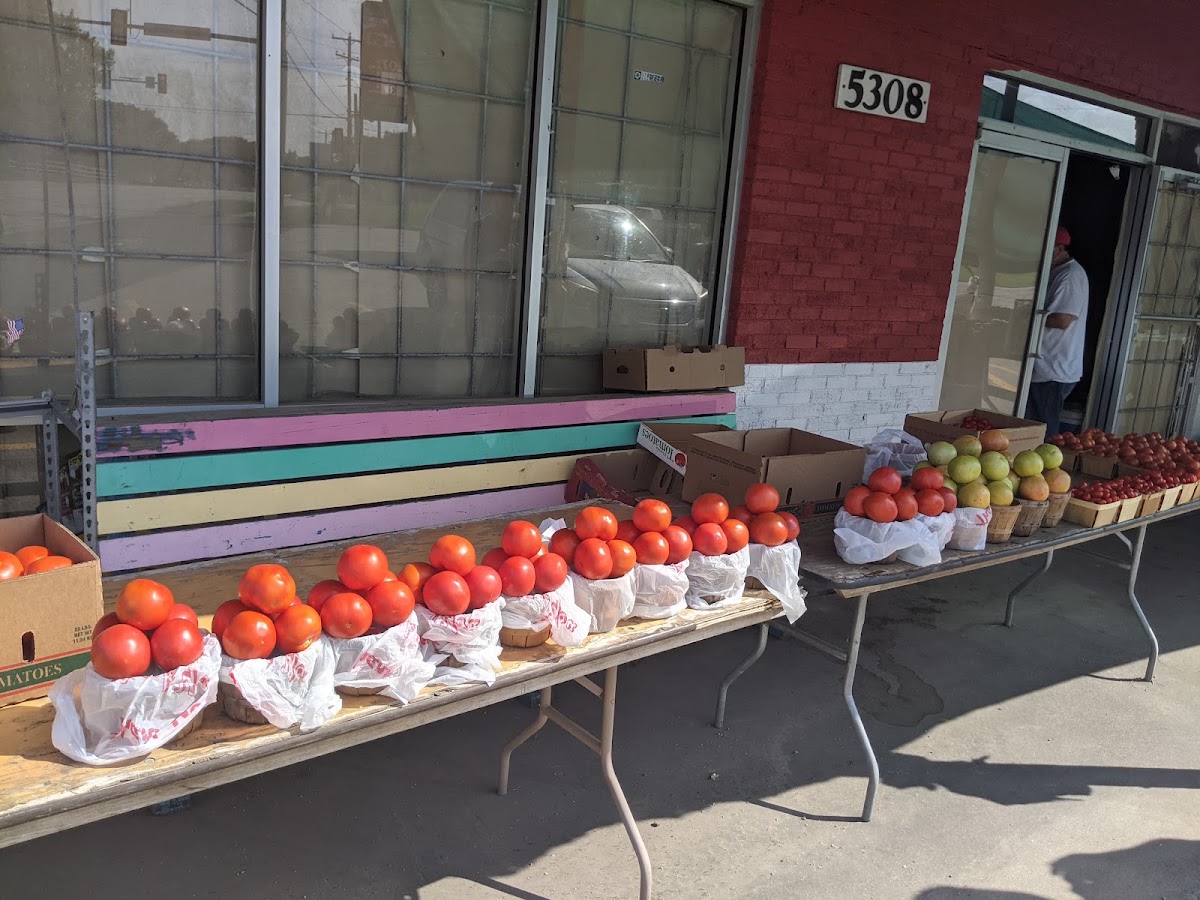 Campos Farmers Market - Photo 1