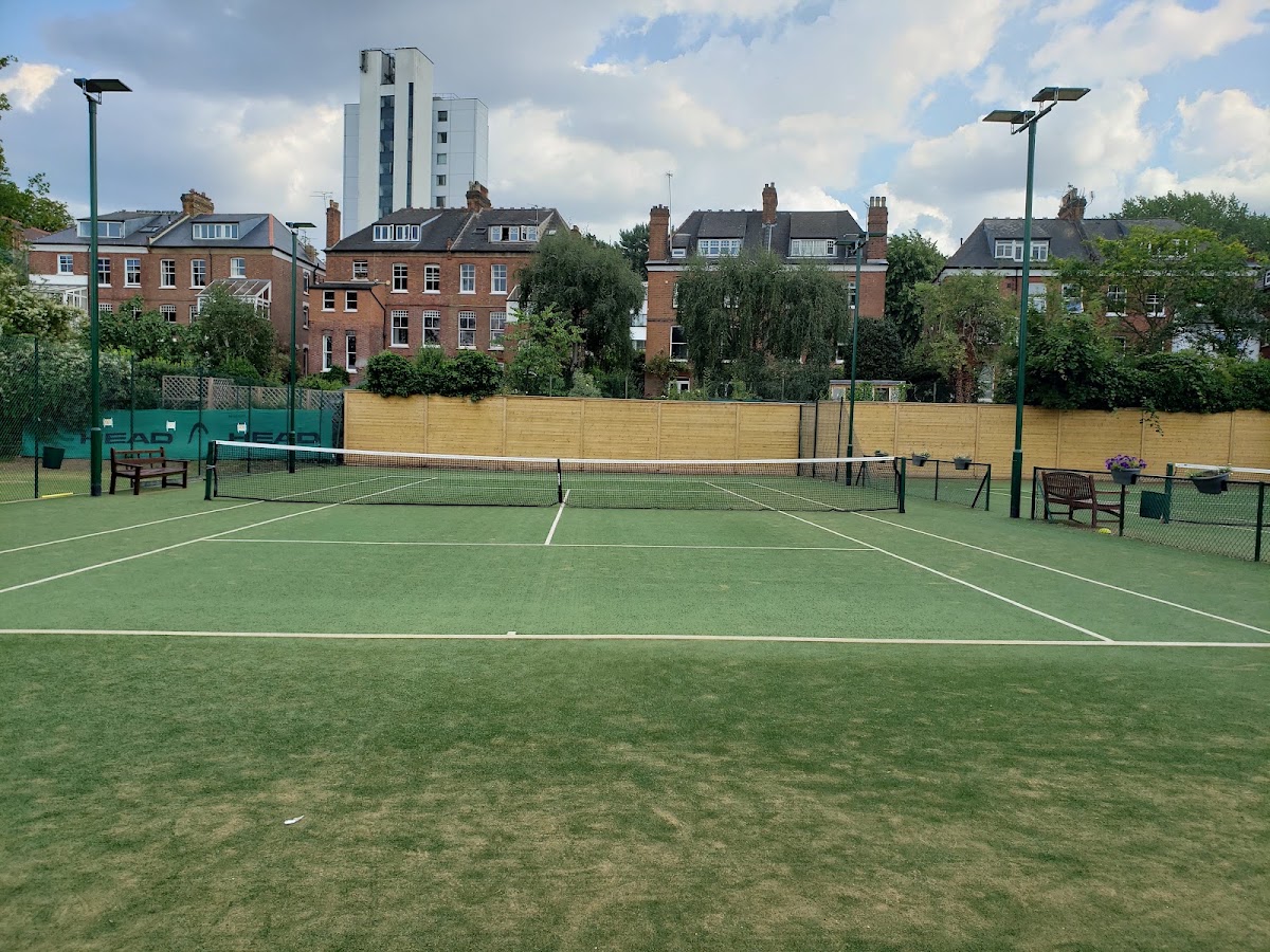 Coolhurst Tennis & Squash Club - Photo 2