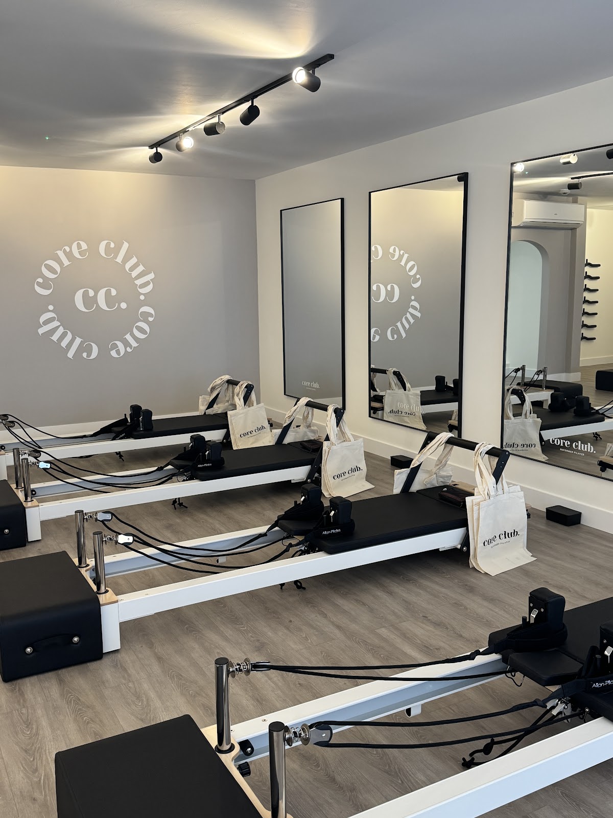 Core Club Reformer Pilates - Photo 2
