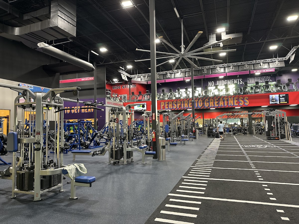 Crunch Fitness - Frisco - Photo 2