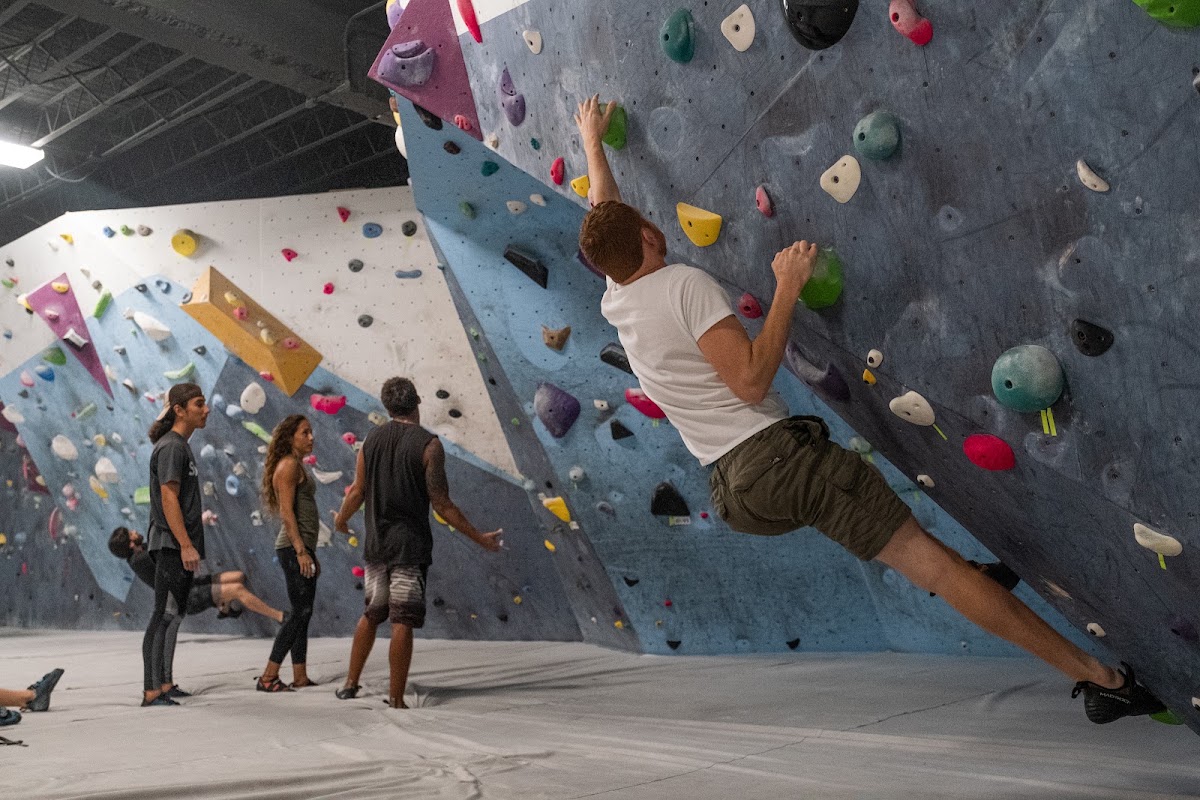 El Bloque Bouldering Gym - Photo 2