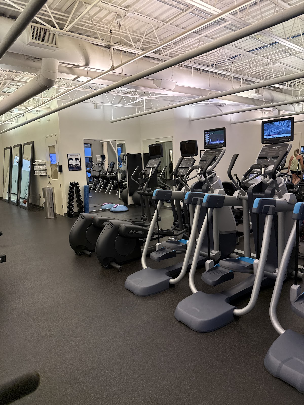 Executive Sports & Fitness Center - Photo 1