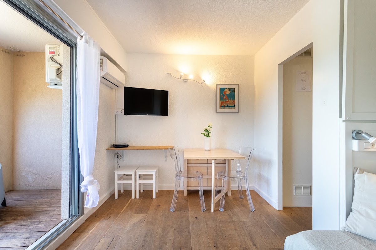 Experience Hyères on foot from this beautiful, central apartment. - Photo 3