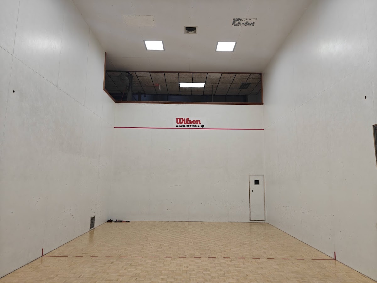 Fore Court Racquet & Fitness Club - Photo 3