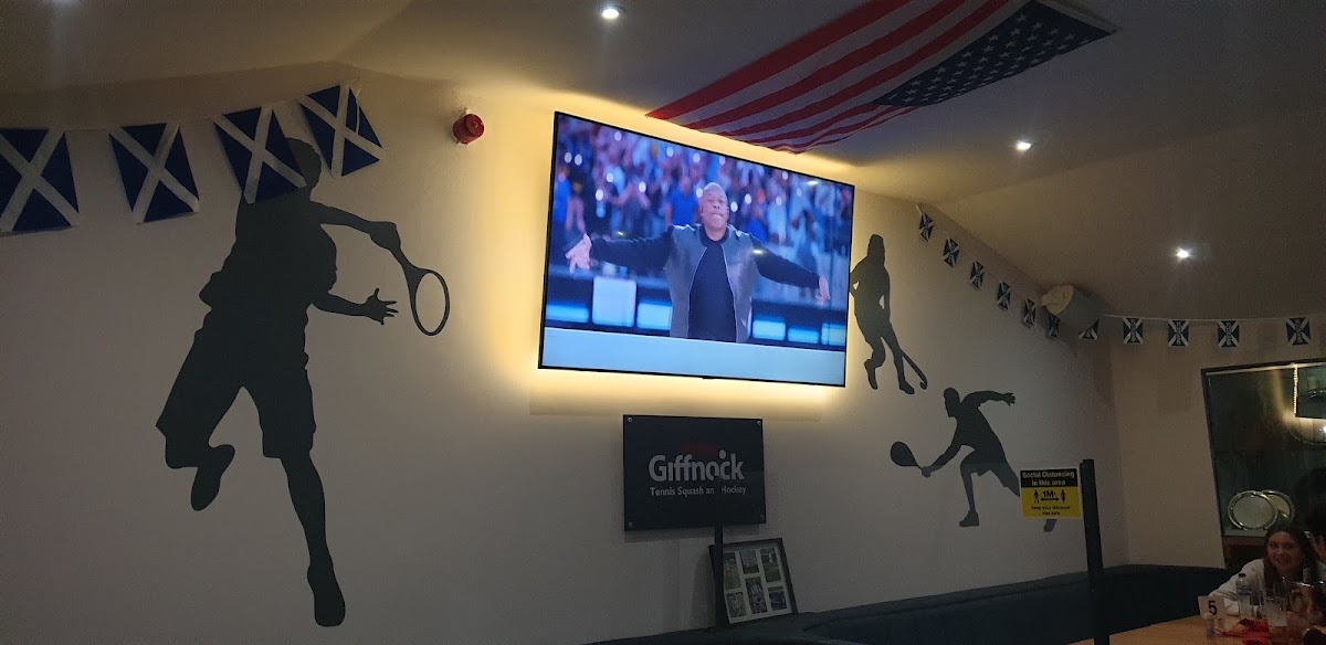 Giffnock Tennis & Squash Club - Photo 2