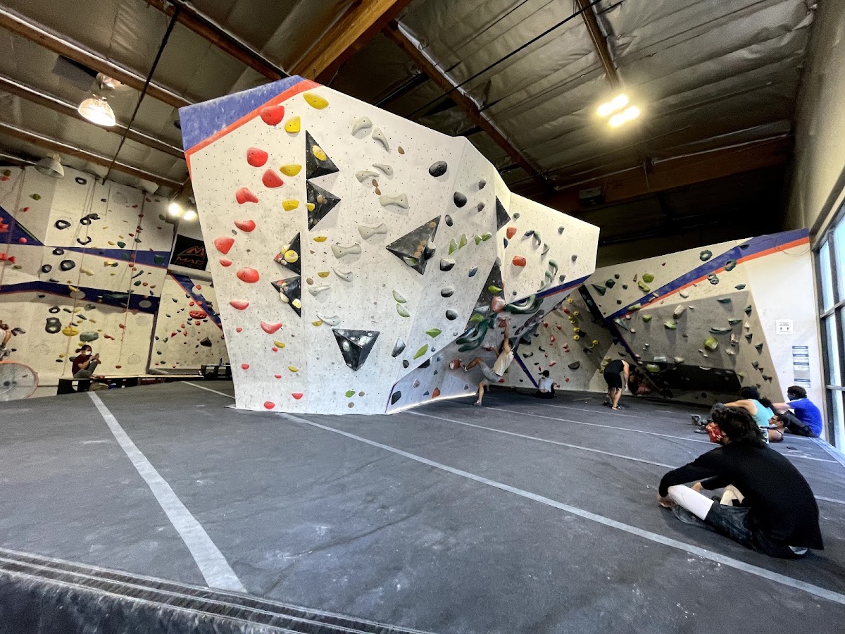 Hangar 18 Indoor Climbing Gym - Long Beach - Photo 2