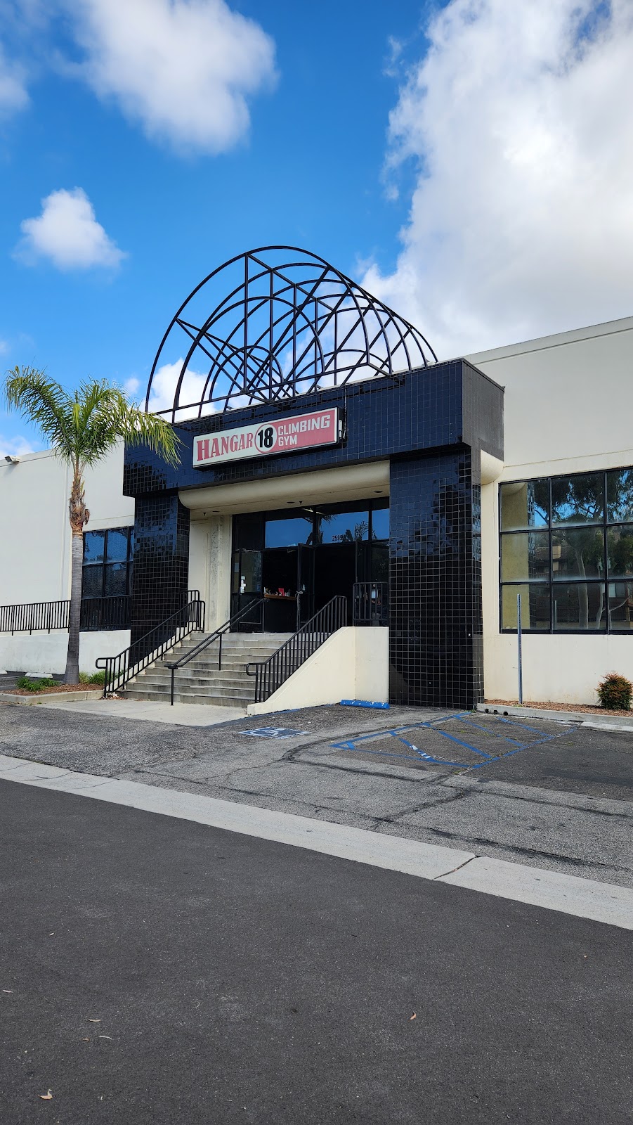 Hangar 18 Indoor Climbing Gym - Long Beach - Photo 3