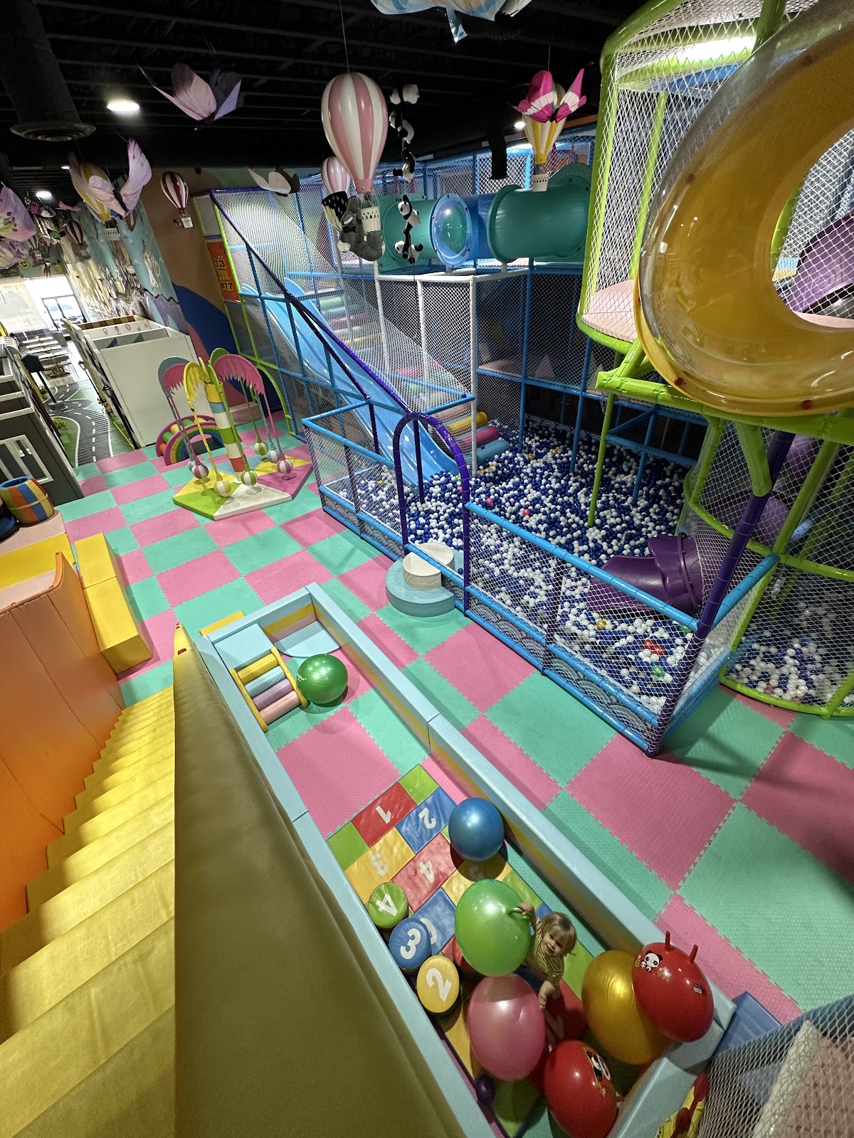 Indoor - Photo 1