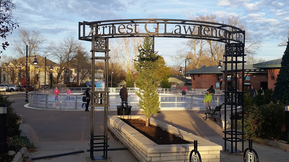 Lawrence Plaza - Photo 2