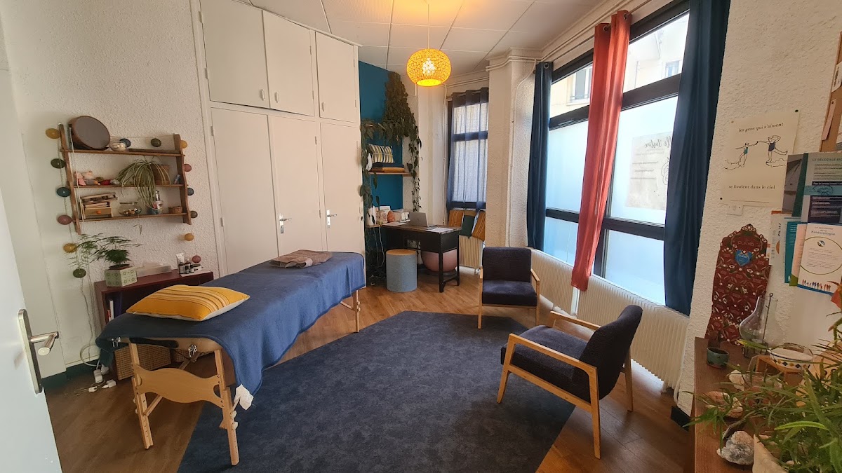 Massage, Réflexologie, Naturopathie - Grenoble. Emeline Jordan, Maison Cérézy - Photo 1