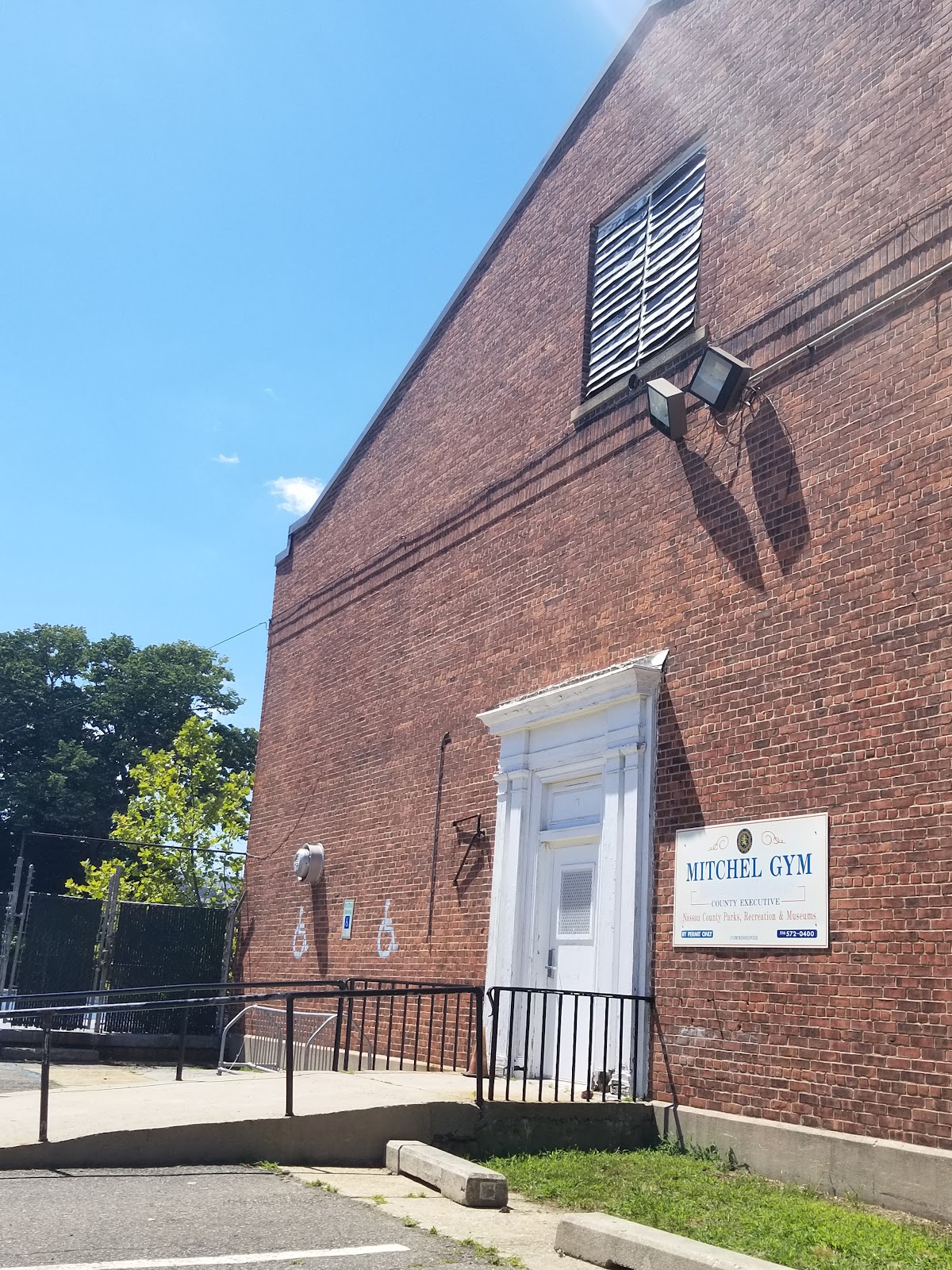 Mitchel Gymnasium & The Dribblers - Photo 2