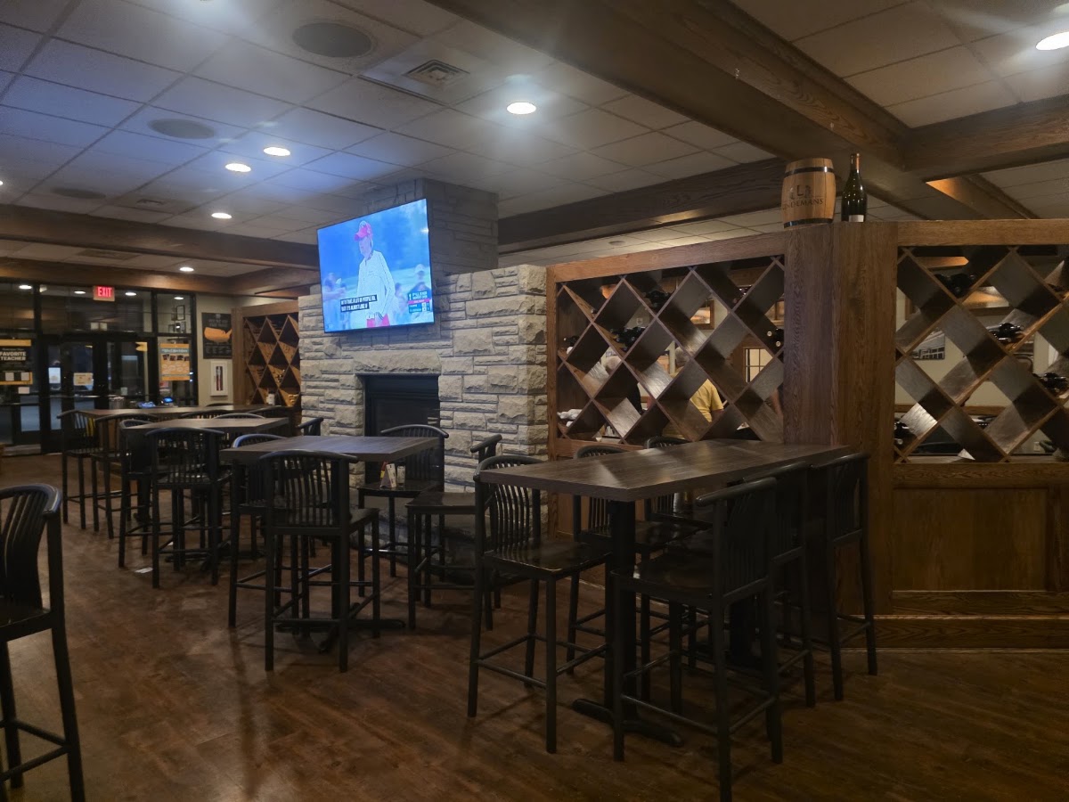 Montana's Rib & Chop House - Photo 2