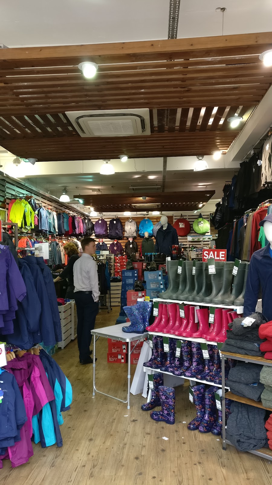 Mountain Warehouse - Photo 2