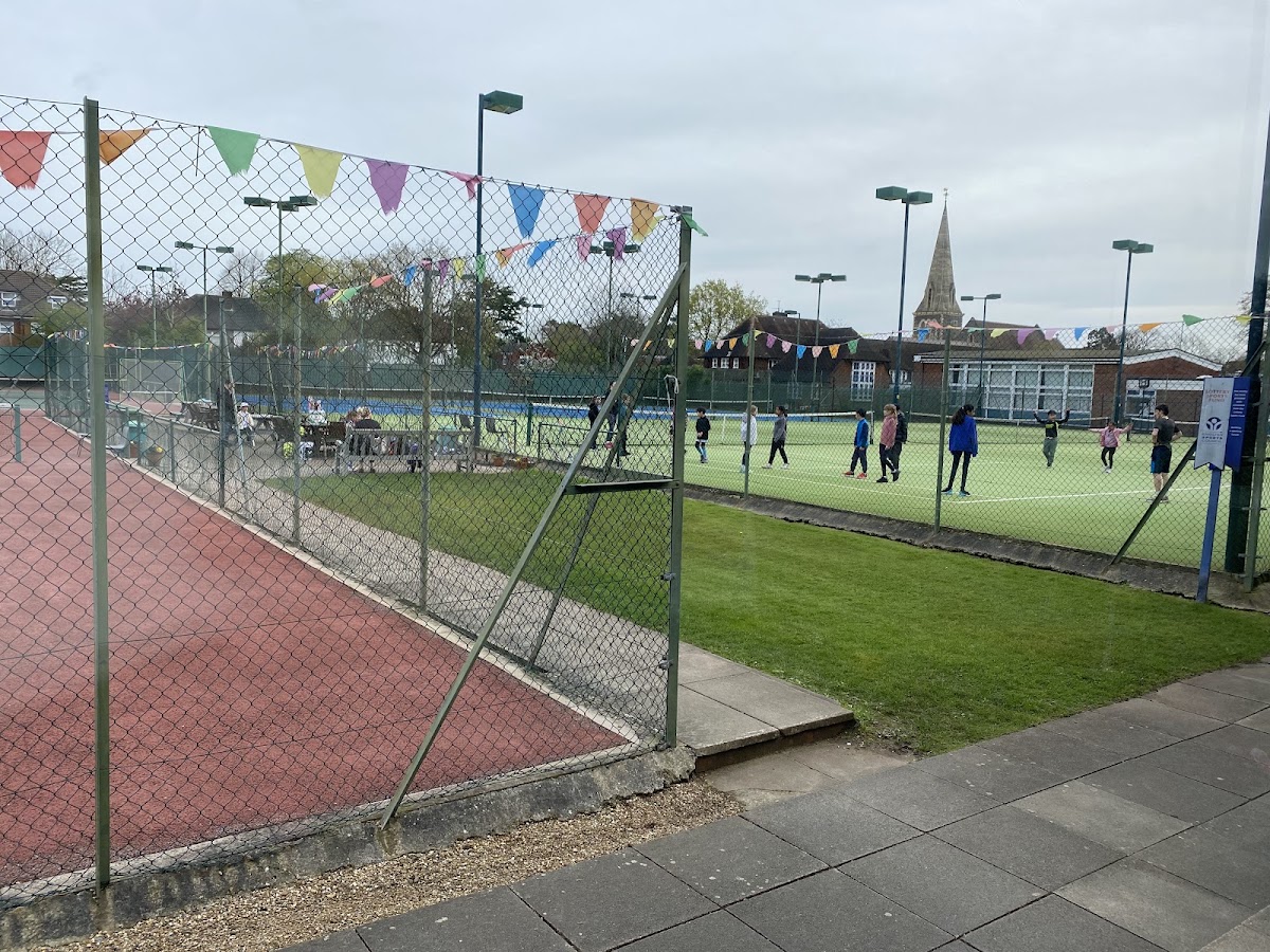 Oakleigh Park Lawn Tennis & Squash Club - Photo 3