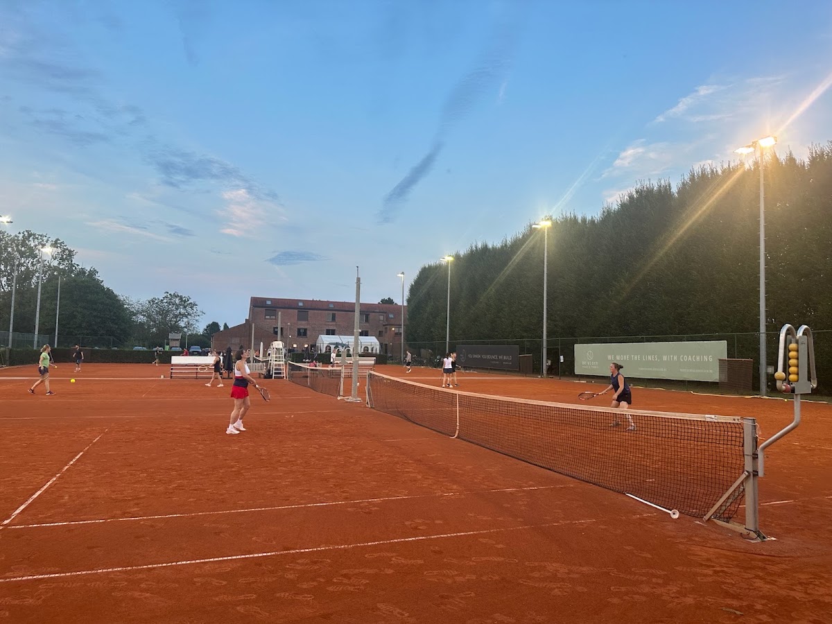 Padel- en tennisclub De Vloer - Photo 2