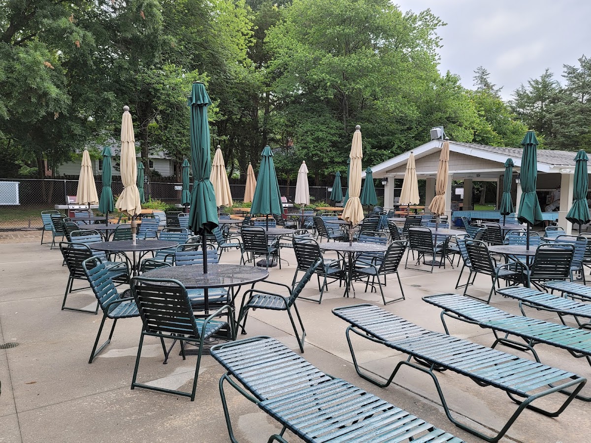 Riverside Gardens Swim and Tennis Club - Photo 3