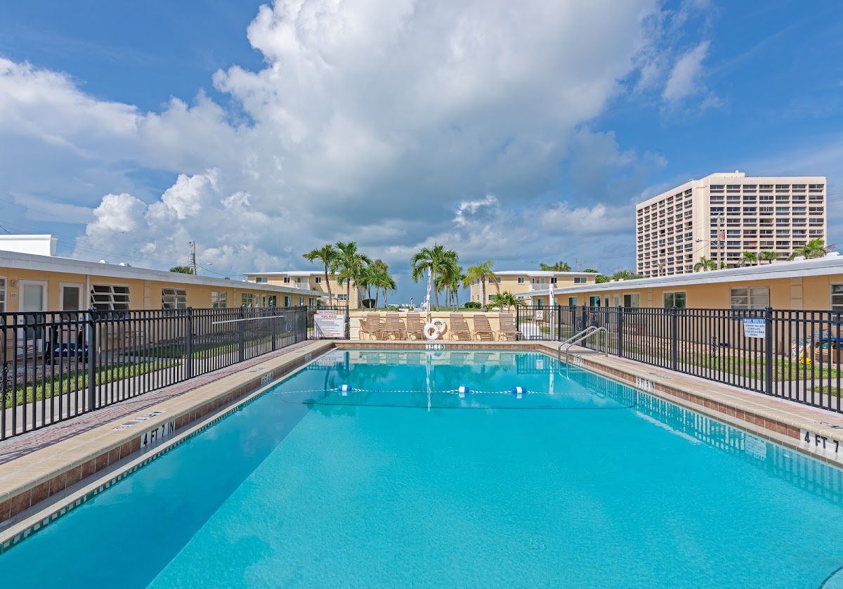 Sarasota Surf & Racquet Club - Photo 3