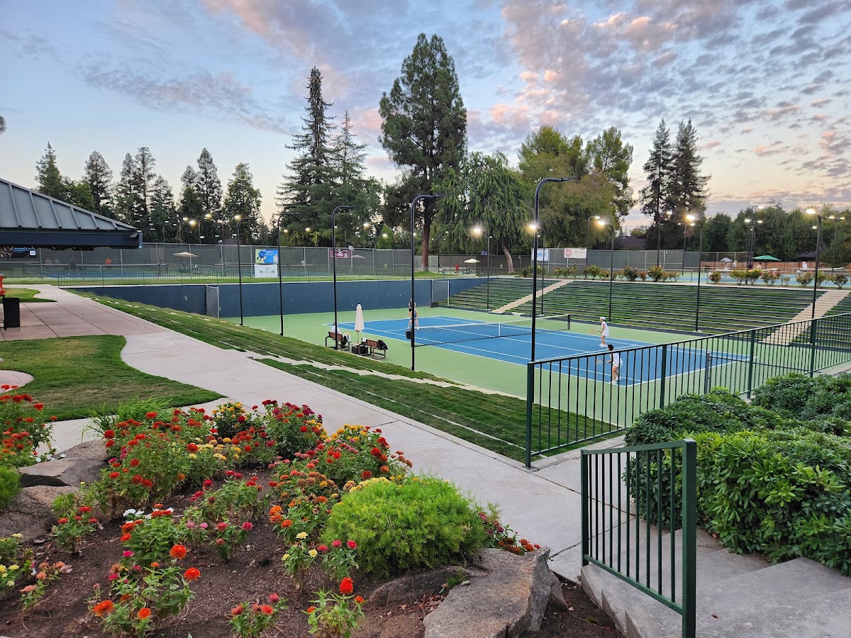 Sierra Sport & Racquet Club - Photo 2