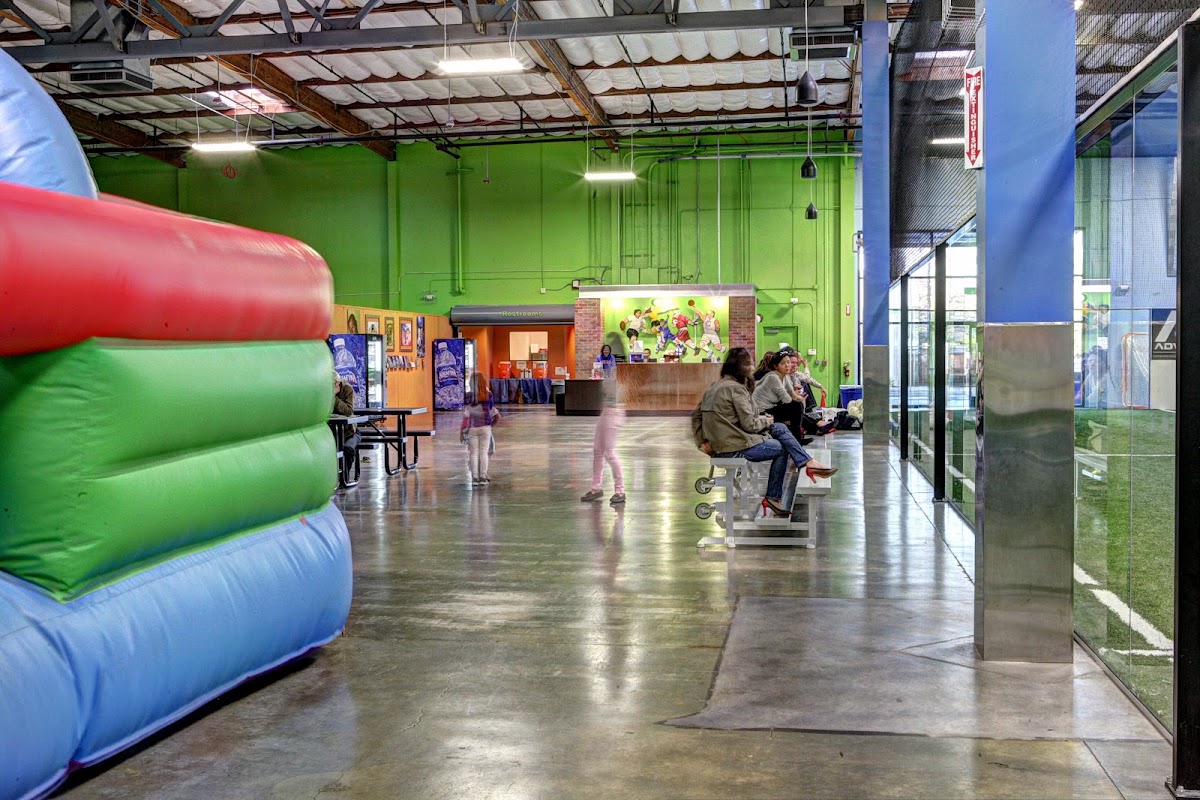 SportsHouse - Photo 2