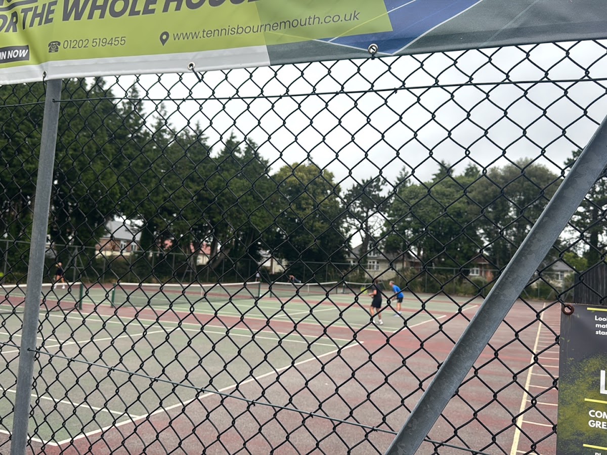 Swanmore Gardens Tennis Courts - Photo 2