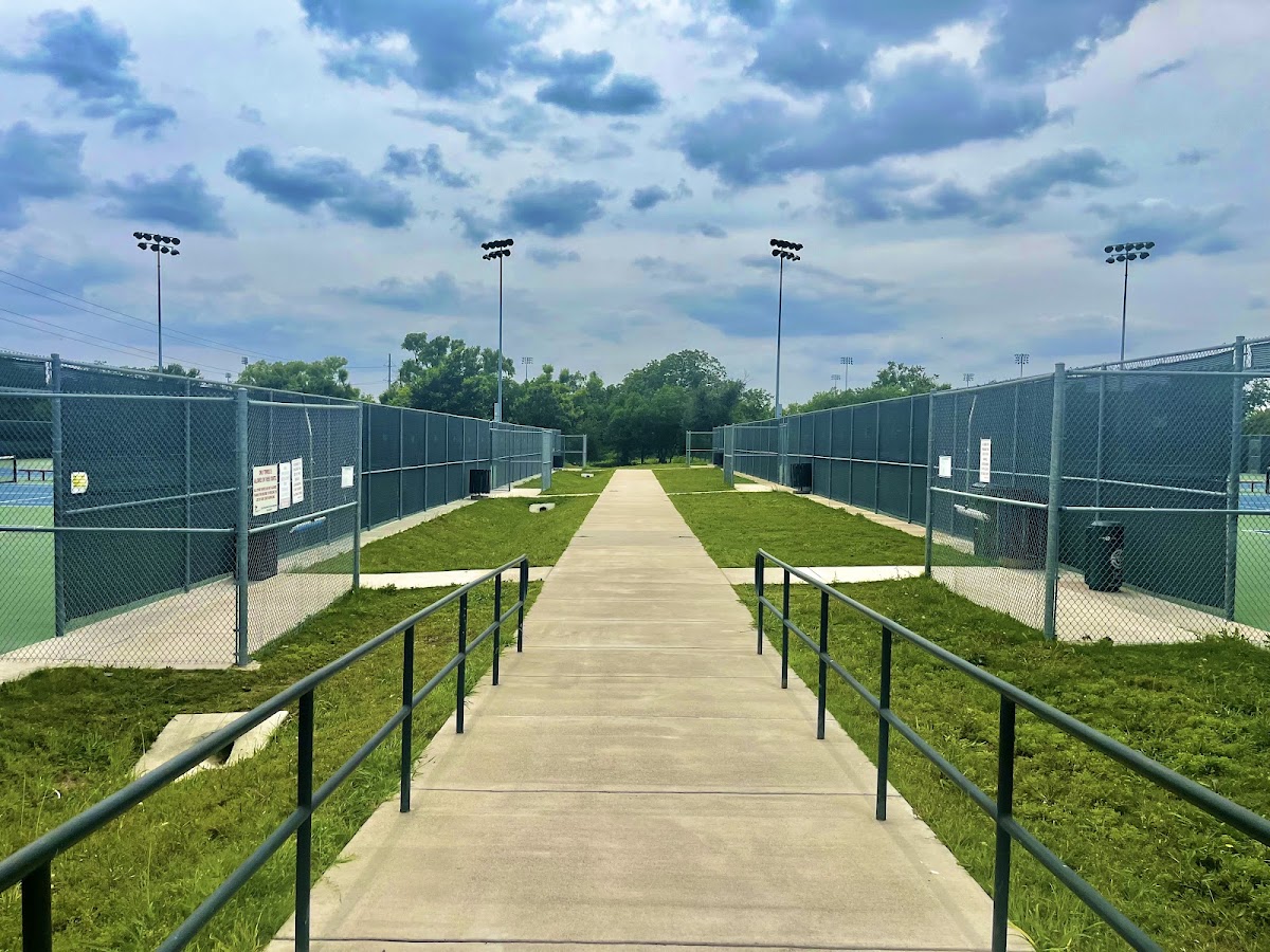 Tennis Court - Photo 2