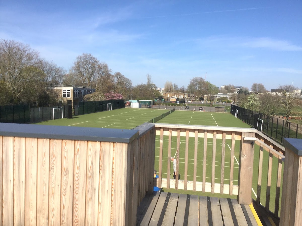 Thameside Tennis Club in Barnes inside St. Paul's School (a CSSC club) - Photo 3