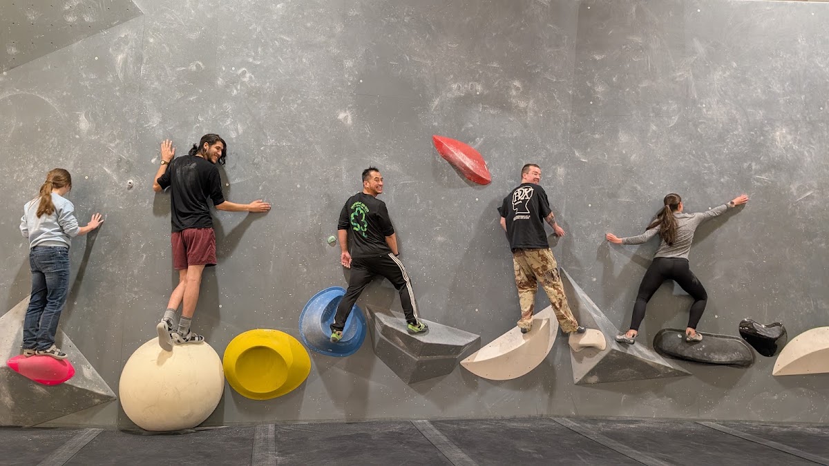 Tomo Bouldering Club - Photo 3