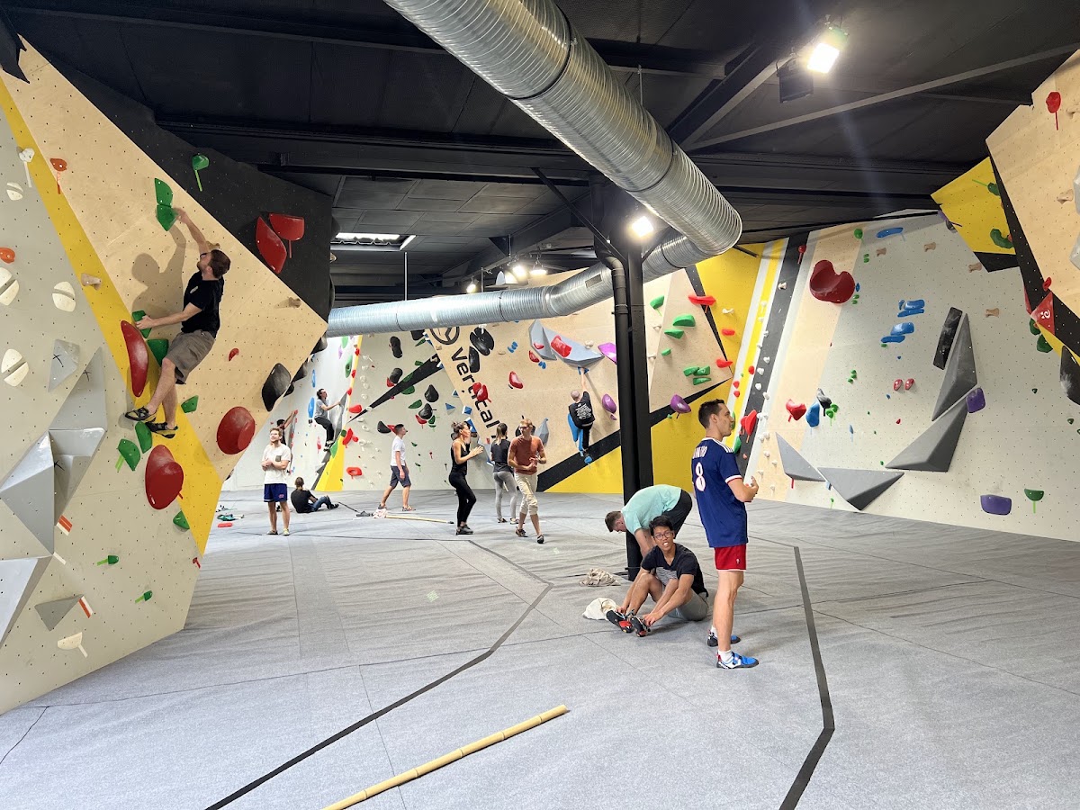 Vertical'Art Grenoble | Escalade de bloc, Restaurant & Bar - Photo 2
