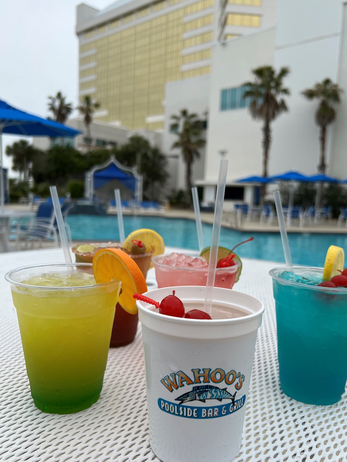Wahoo's Poolside Bar & Grill - Photo 2