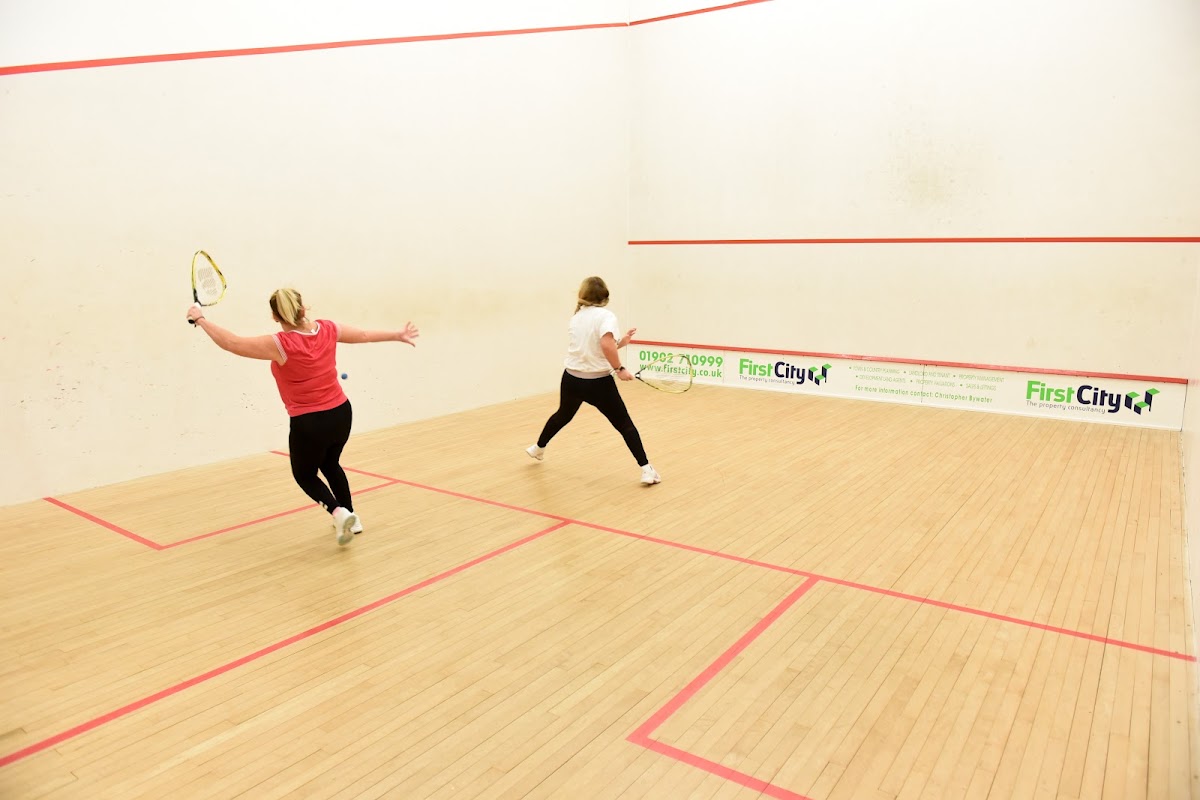 Wolverhampton Lawn Tennis & Squash Club - Photo 2