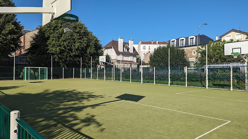 Terrain de football et basket